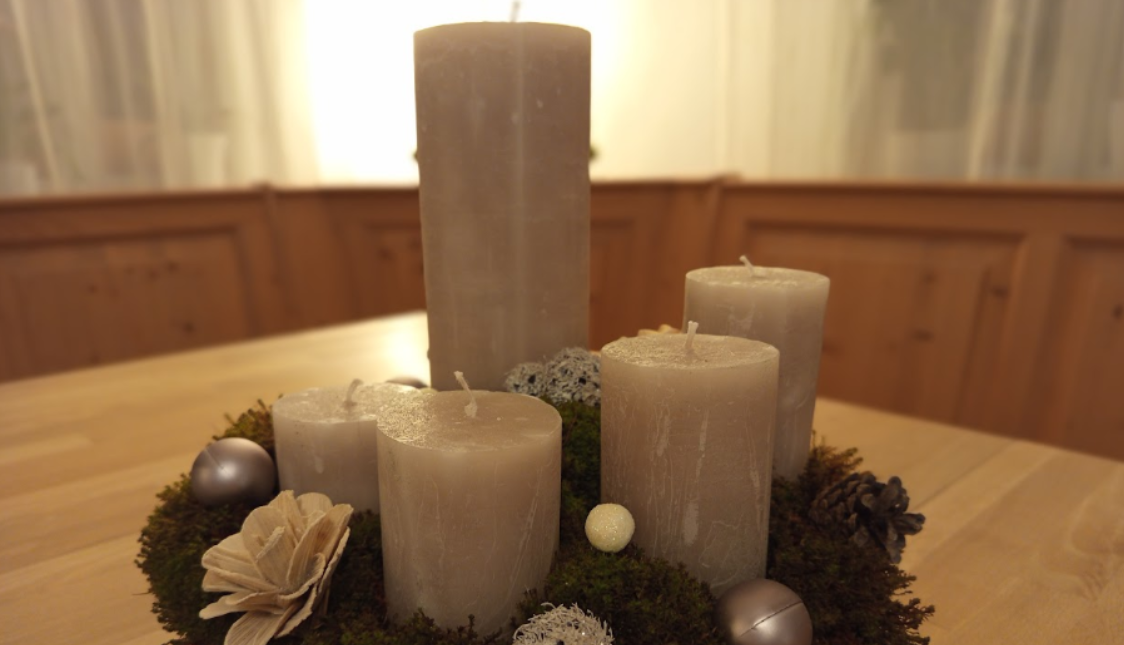 Adventní věnec: Tradice, která spojuje generace a nese poselství