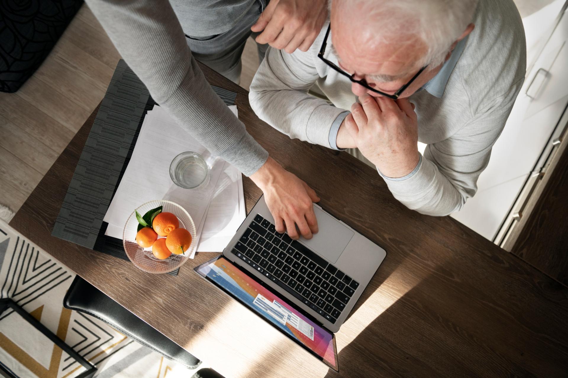 Bezpečnost seniorů v on-line prostředí: Jak se chránit před podvody a riziky?