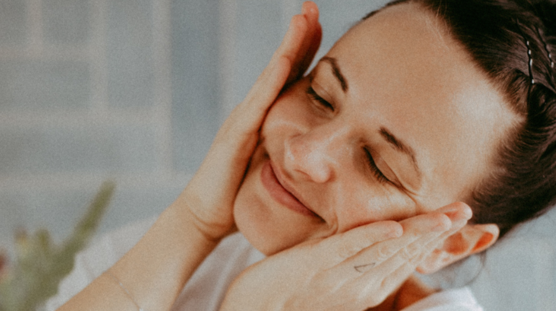 Co se s pletí děje během dne i noci a proč nepodceňovat její čištění