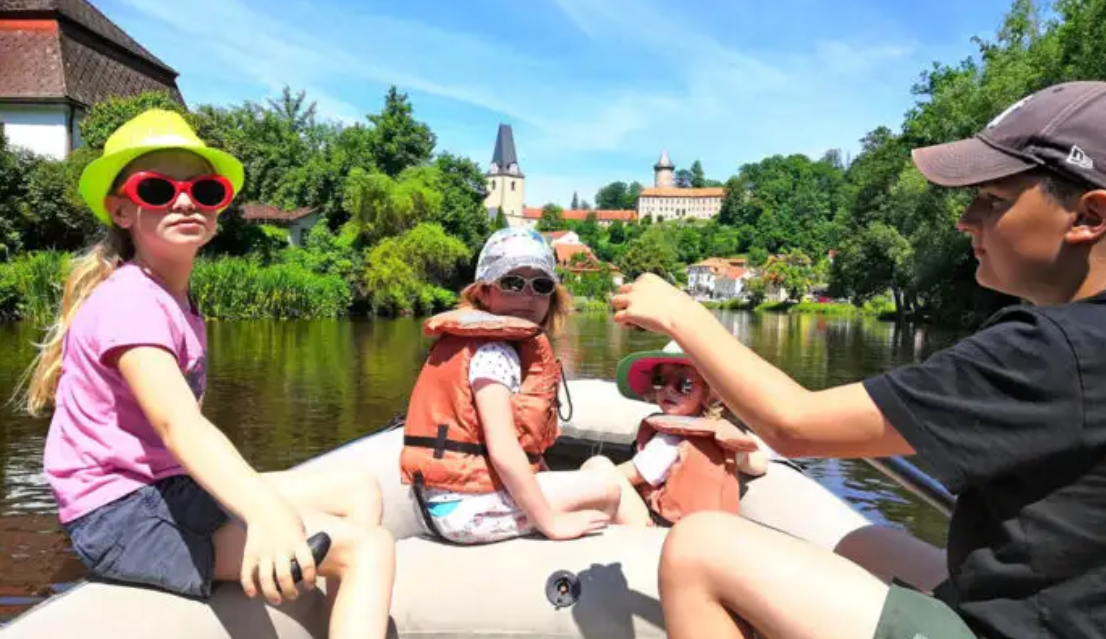 Co všechno zažít s vnoučaty na Lipně? Tipy na výlety, které v pohodě zvládnete