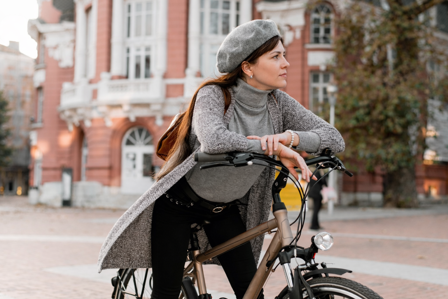 Žena středního věku na kole v městském prostředí