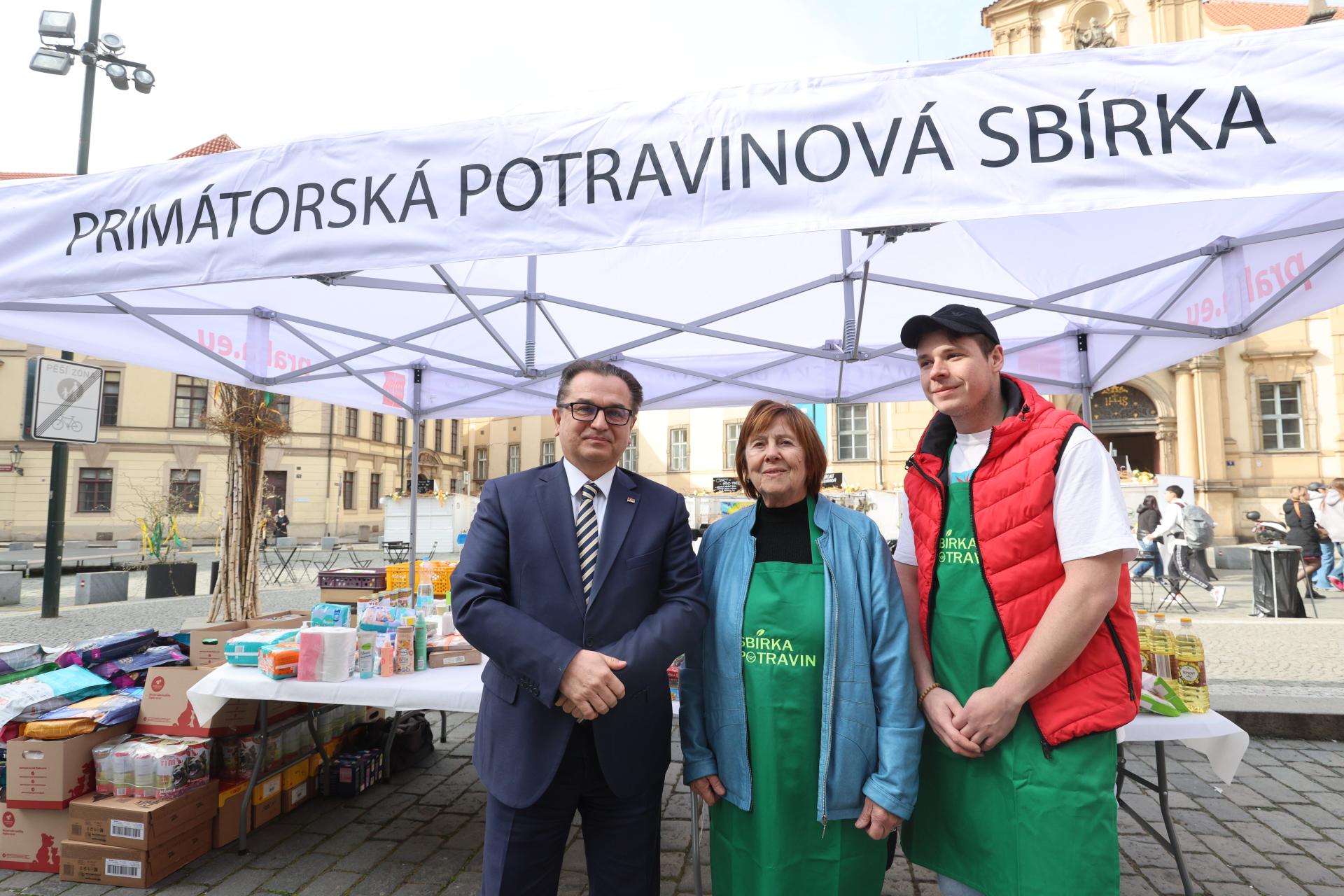 Dárci věnovali do Primátorské velikonoční sbírky přes 3 tuny potravin, drogerie a krmiva pro zvířata