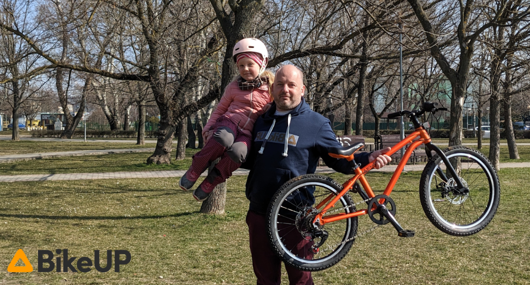 Dárek pro vnoučata bez starostí: Proč babičky a dědové stále častěji volí předplatné kola