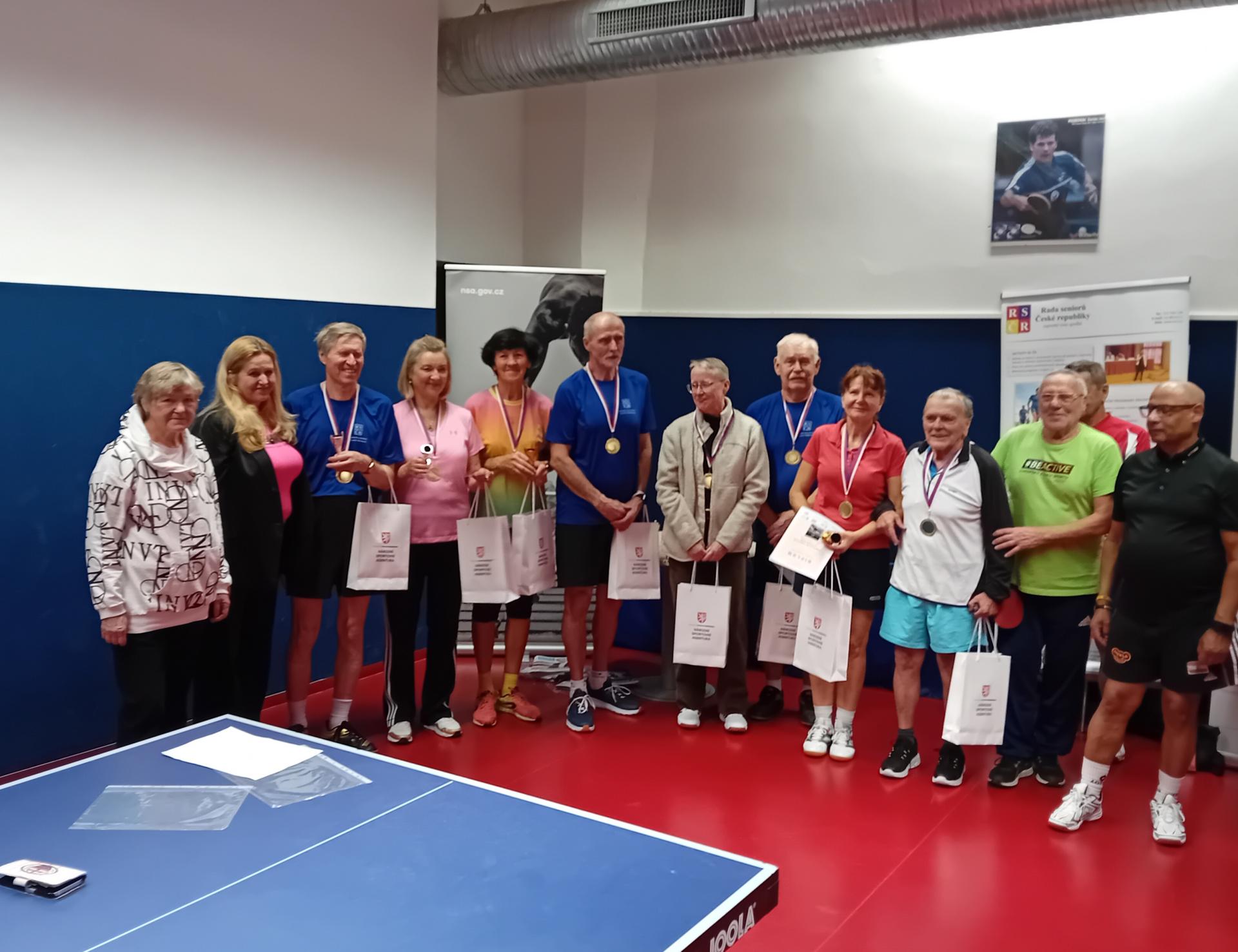 Účastníci turnaje ve stolním tenise