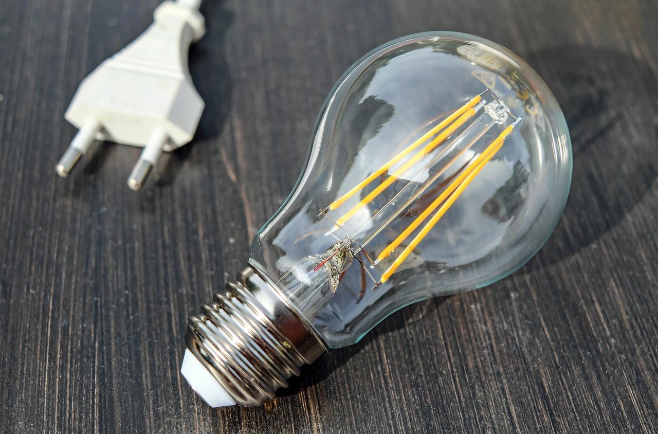 Energetická krize zcela neskončila. Vládní kroky však zmírnily dopady růstu cen na domácnosti, cílená podpora zajistí dlouhodobé řešení energetické nouze