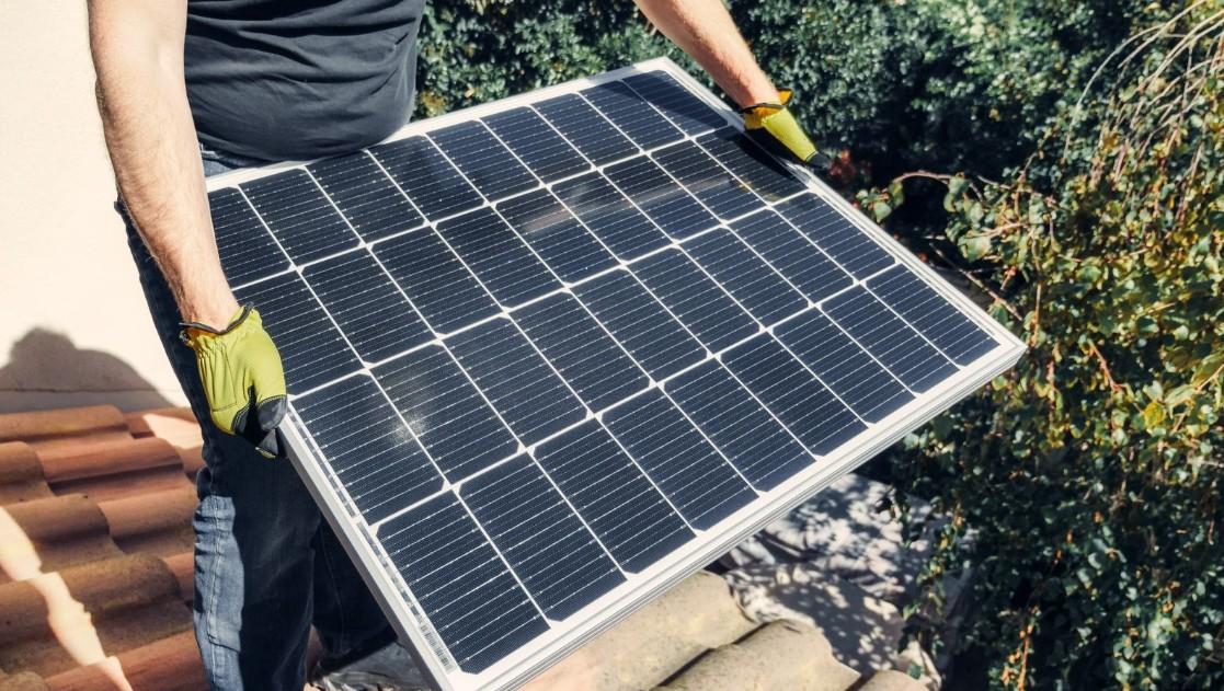 Fotovoltaika srozumitelně: Jak vybrat solární elektrárnu na klíč