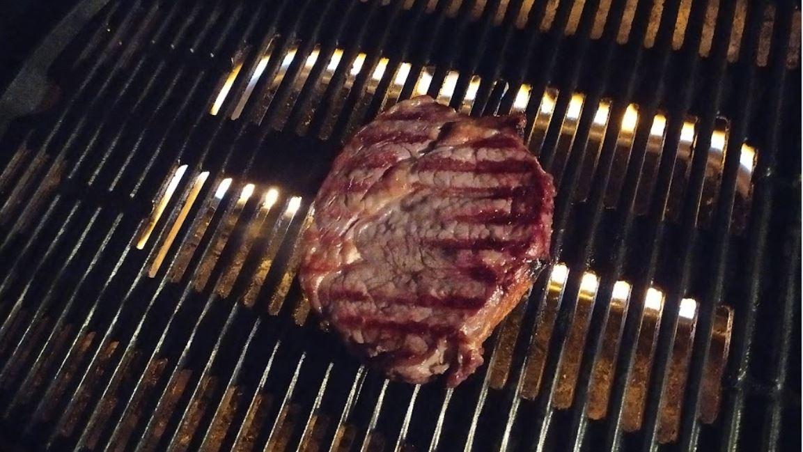 Grilovaný steak s bylinkovým máslem