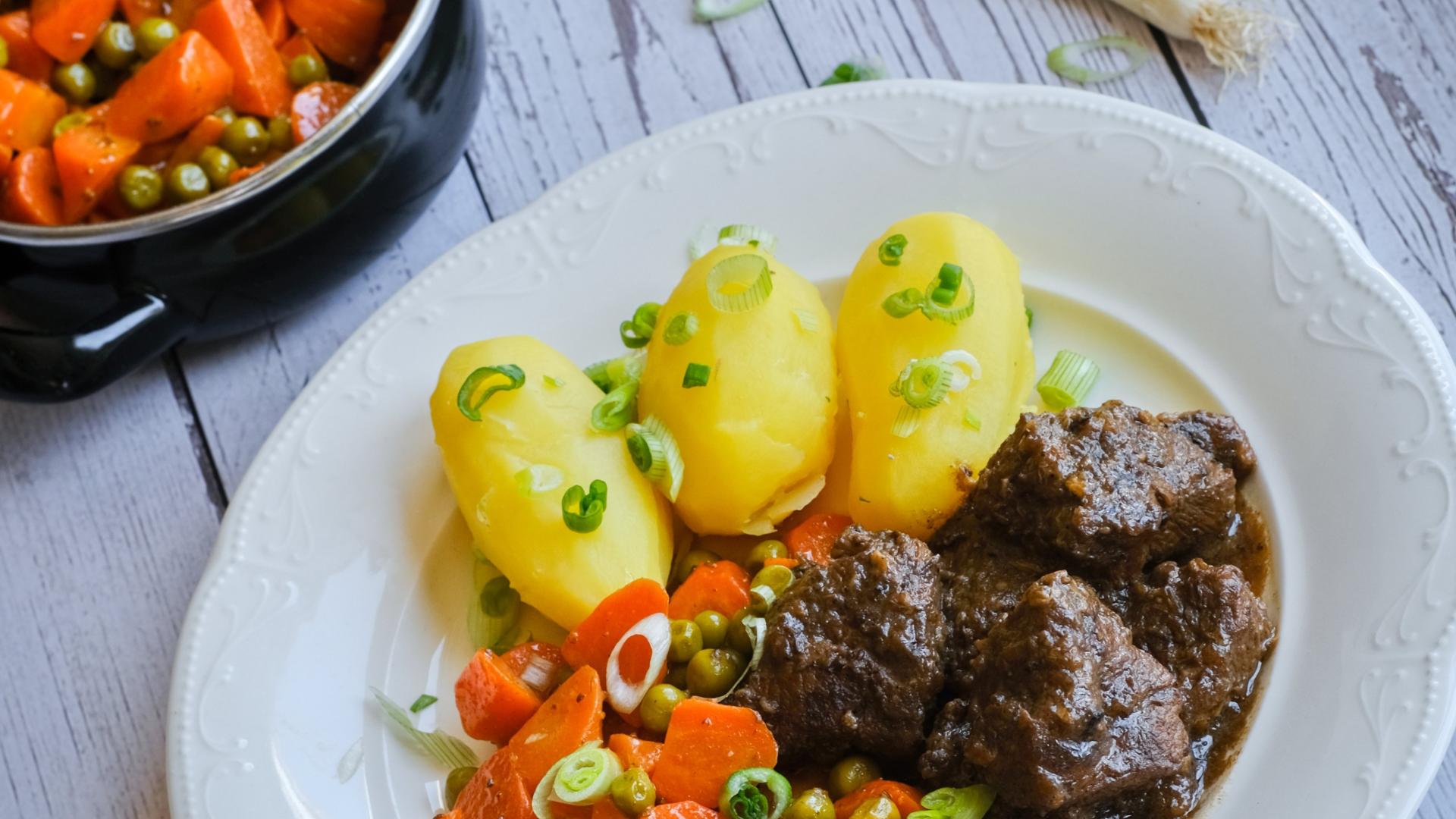 Hovězí kližka na česneku, dušená mrkev s hráškem a brambory