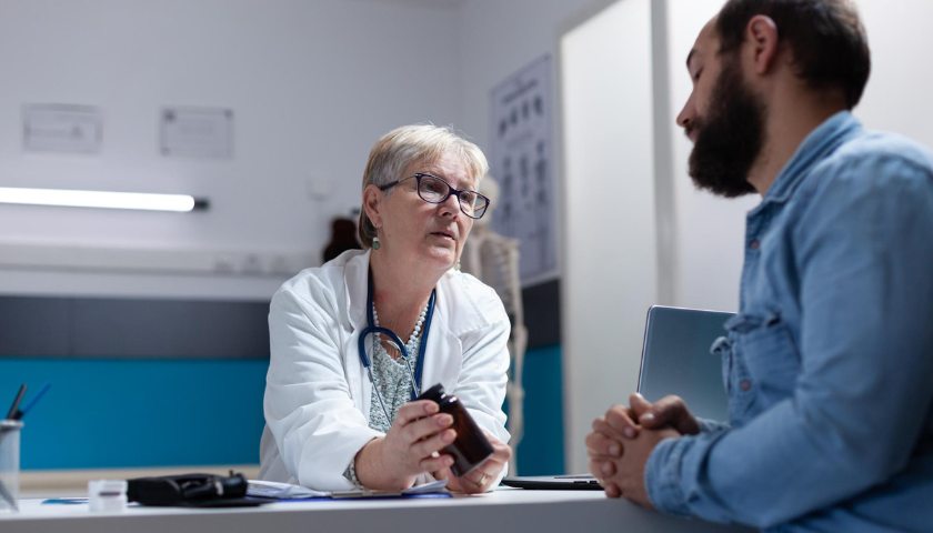 Internisté varují: Pacienti si často sami upravují léčbu