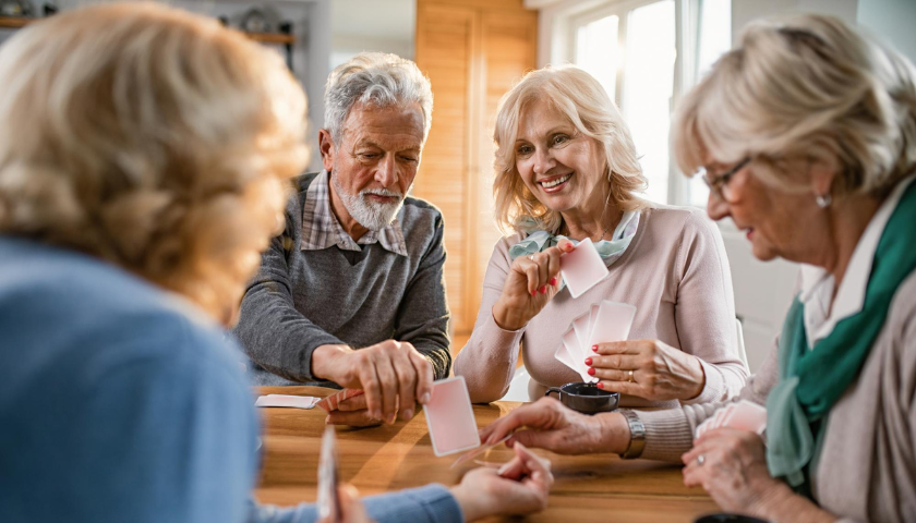 Senioři při zábavném hraní karet