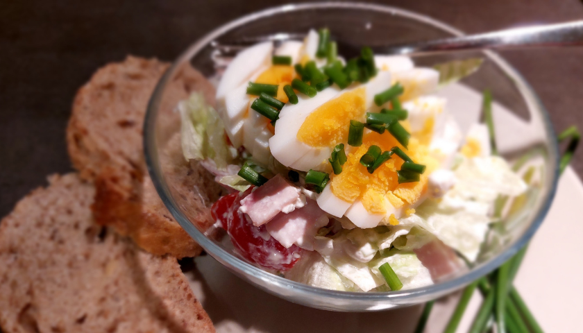 Jarní salát s vejcem a sýrem cottage