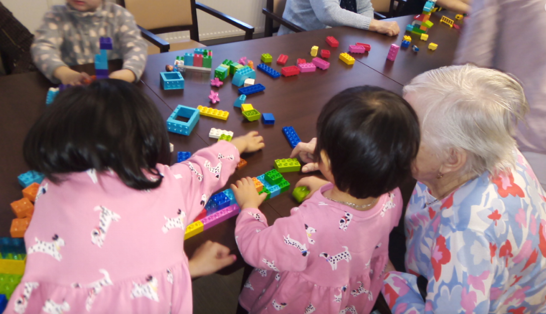 Kostky, které spojují generace. Projekt Senioři staví s dětmi slaví 5 let