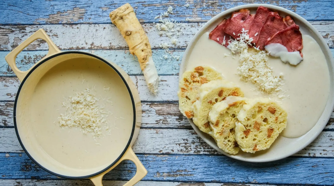 Křenová omáčka s uzeným jazykem a nekynutým houskovým knedlíkem