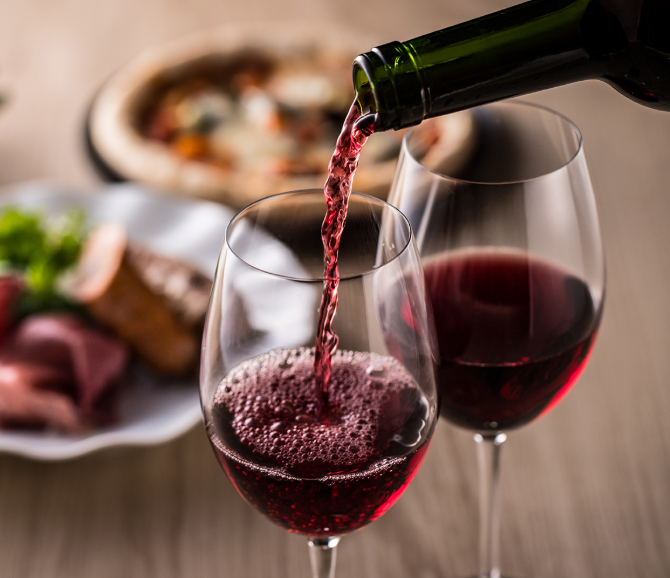Kulturní pití bez alkoholu: Proč čím dál více lidí ve zralém věku přechází na nealkoholická vína
