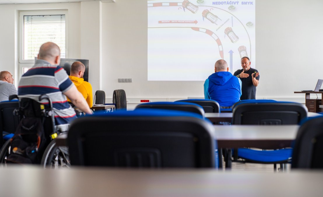 Kurzy bezpečné jízdy pomáhají řidičům s hendikepem