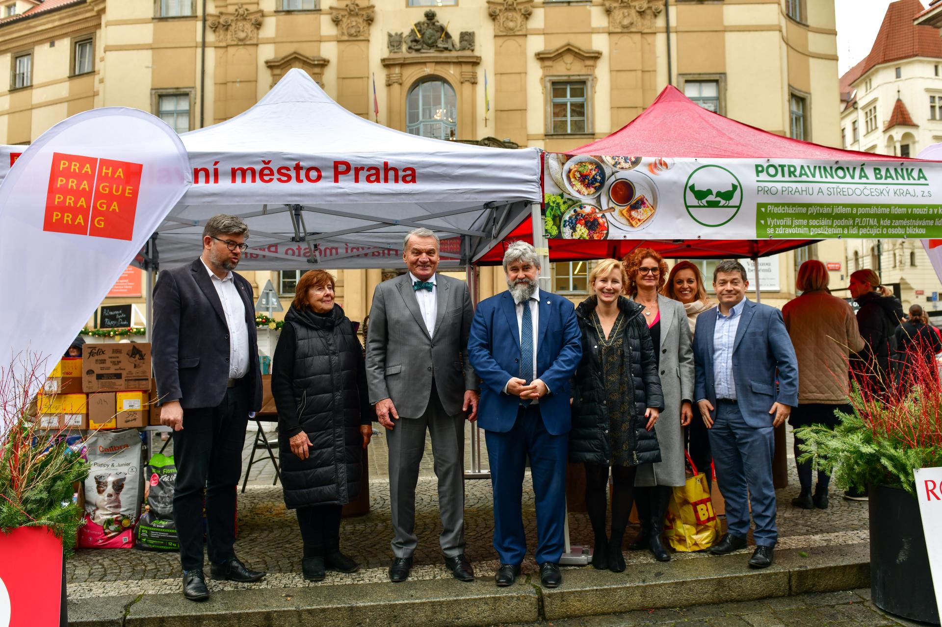 Lidé v Primátorské adventní sbírce darovali  téměř dvě tuny potravin a drogerie