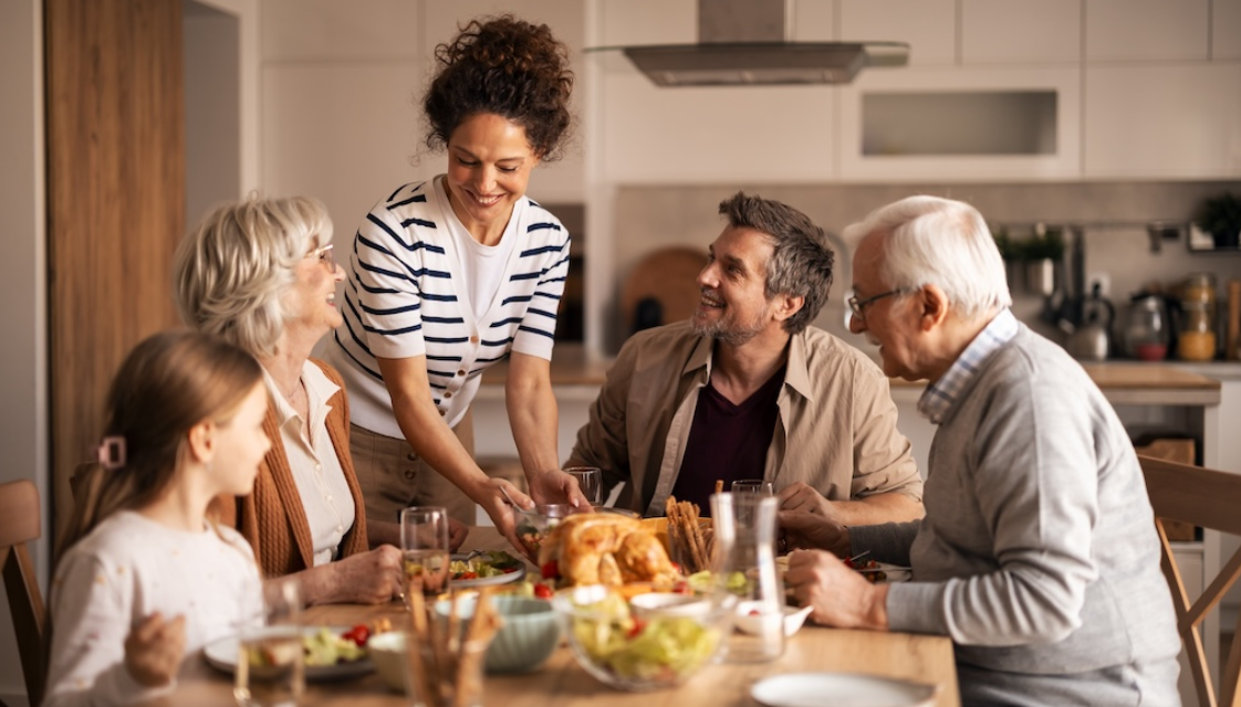 Nedělní oběd jako rodinný rituál: recepty, co voní po domově