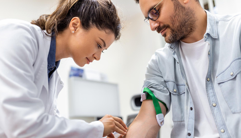 Pacient při odběru krve