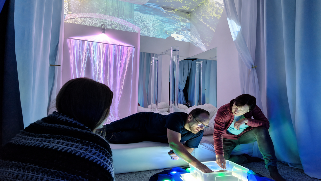 Nový projekt propojuje generace pomocí virtuální reality i relaxace. Senioři mohou zažít něco netradičního