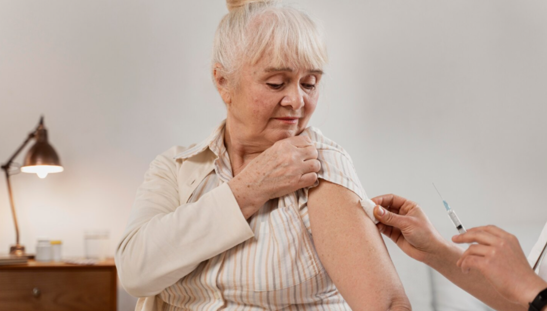 Očkování v seniorském věku: Proč je základním pilířem prevence i po šedesátce