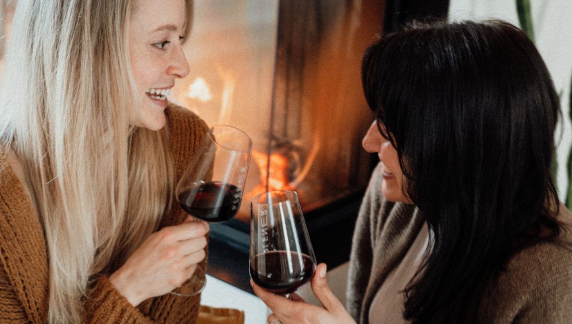 Odstrašující vlivy alkoholu na pleť. Proč stojí za to zvážit i tu druhou skleničku