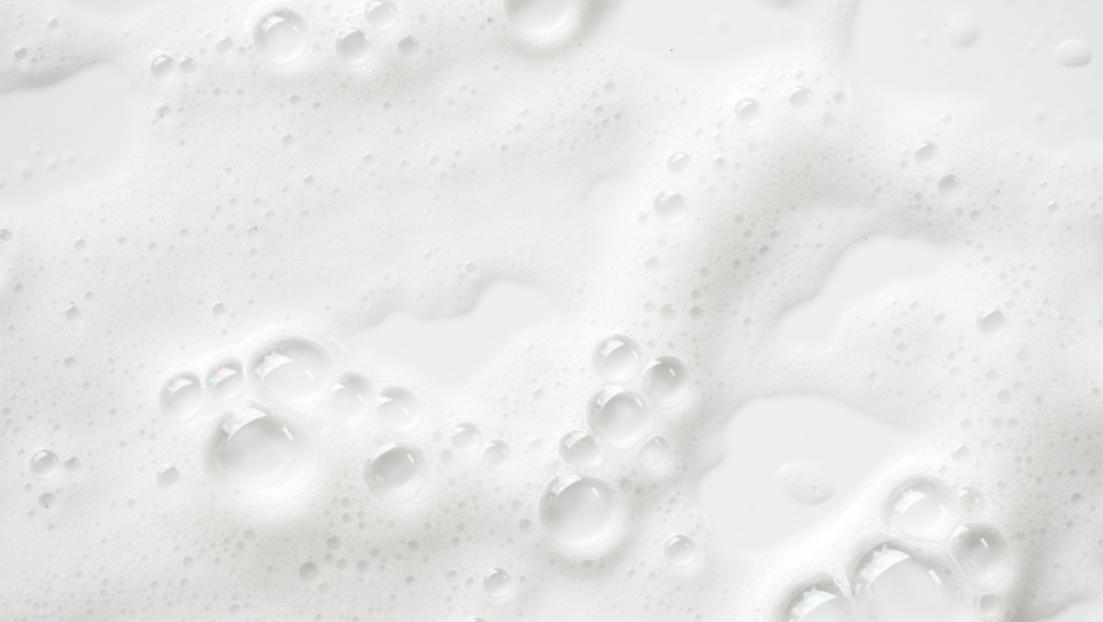 Pěnivost jako iluze čistoty: proč kosmetika vlastně nepotřebuje pěnu?