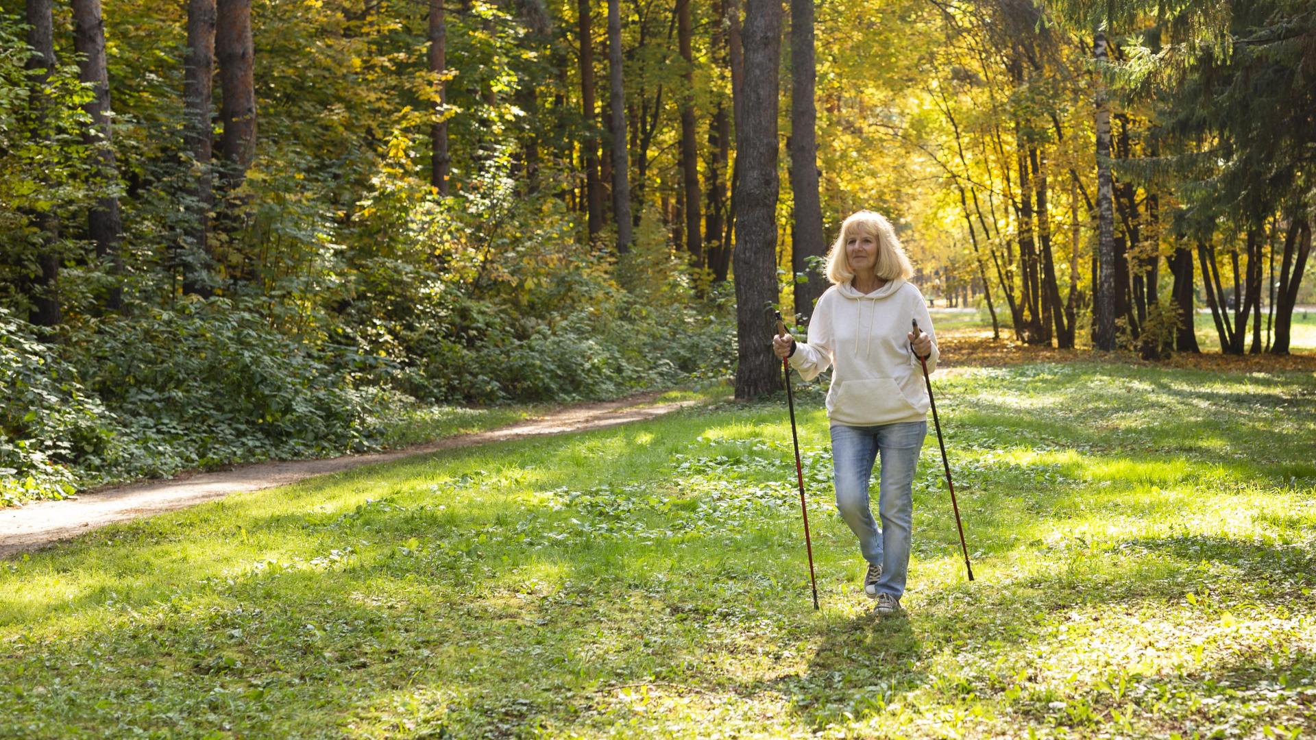 Aktivní starší žena při nordic walkingu
