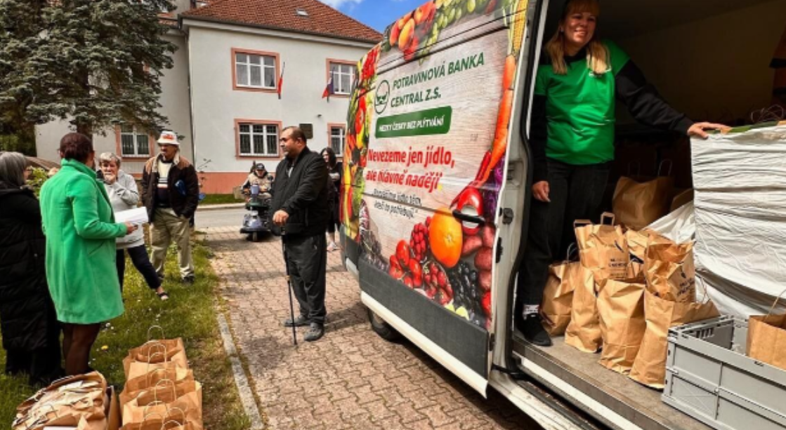 Potravinová pomoc se dostává blíž seniorům. Síť výdejen výrazně rozšířila dostupnost pomoci