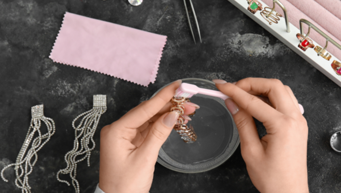 Proč stříbrný šperk zčernal a jak ho znovu rozzářit