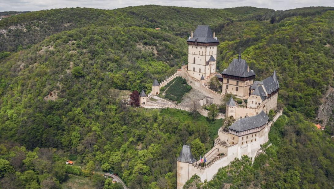 Proč vyrazit na Karlštejn? Nejen na hrad, ale i kvůli přírodě a komfortnímu ubytování