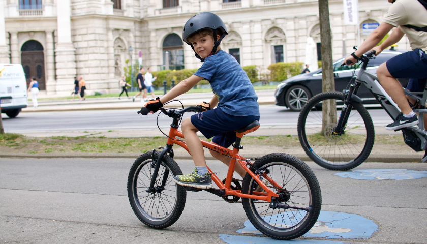 První jízda na kole s vnoučetem: Na co je dobré nezapomenout