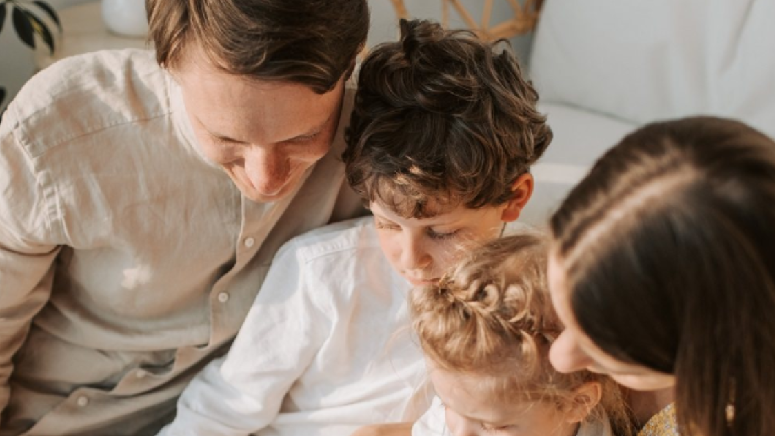 Psychoterapeut Jiří Ježek: Sebehodnota dítěte se rodí z přijetí, nikoliv z hodnocení