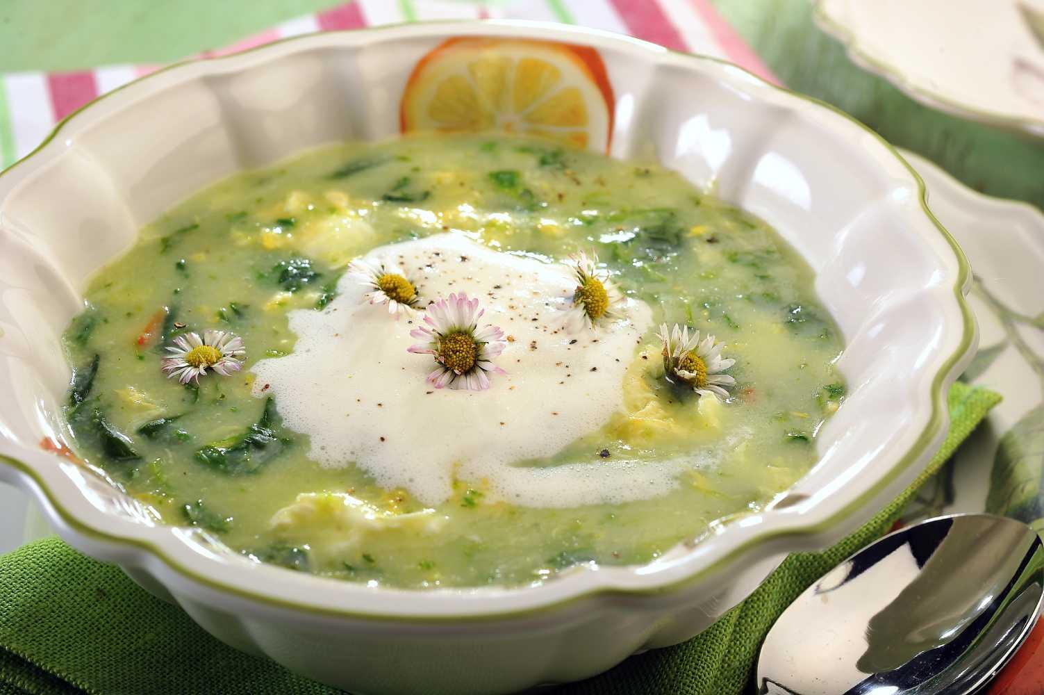 Špenátová polévka ozdobená kvítky sedmikrásek