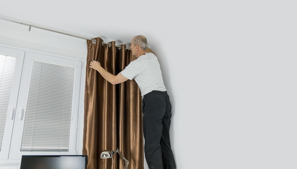 Stropní nebo nástěnná garnýž? Výhody, nevýhody a kdy zvolit kterou