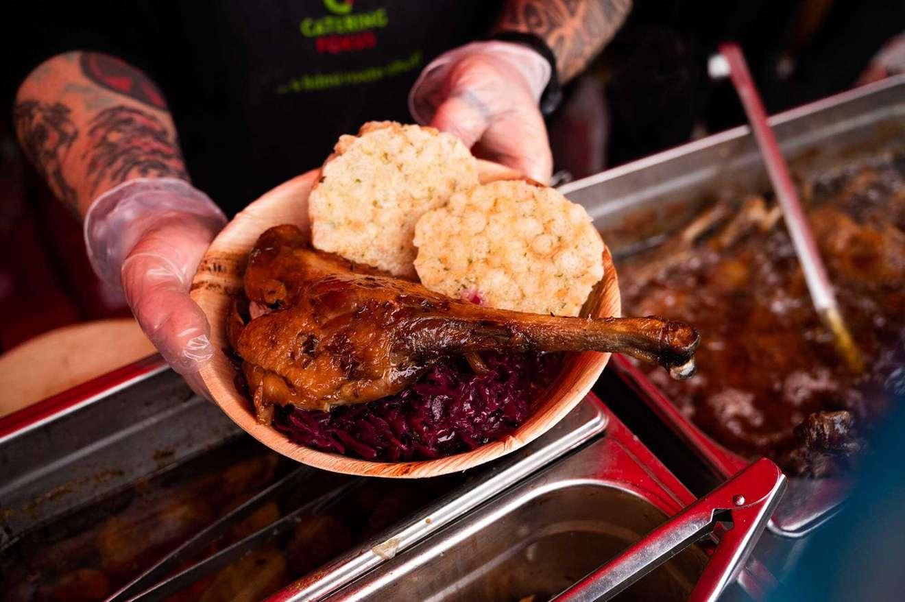 Pečená husa, knedlík a červené zelí