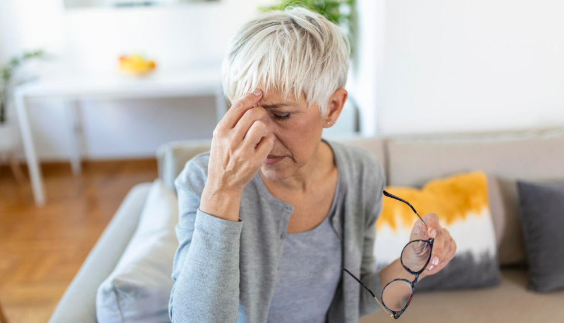 Světloplachost jako varovný signál: Kdy je citlivost očí jen únava a kdy už vážný problém?