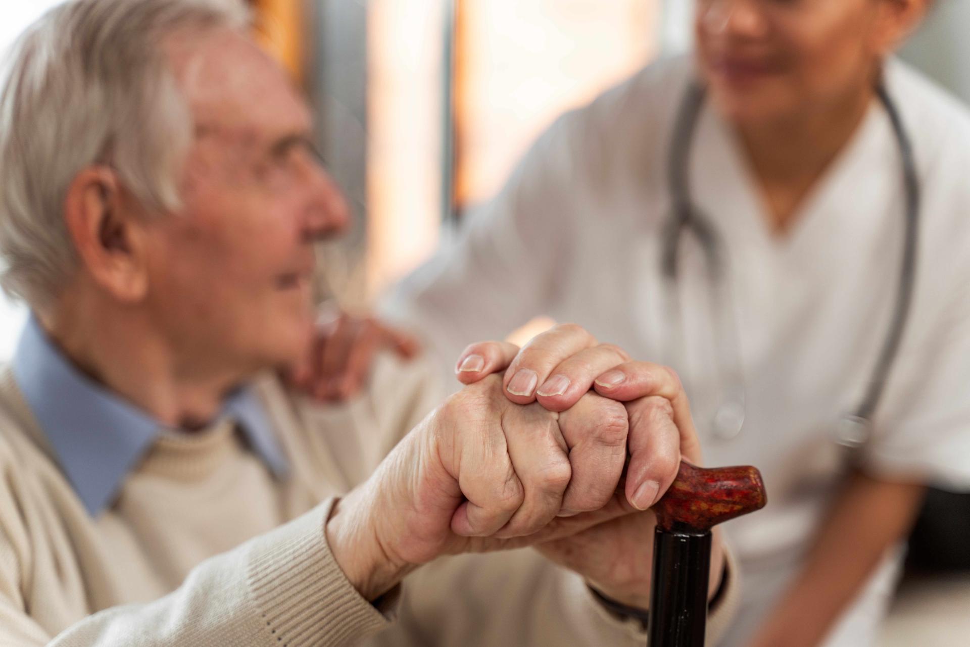 Světový den Parkinsonovy choroby: dopady nemoci na život pacientů a pečujících osob