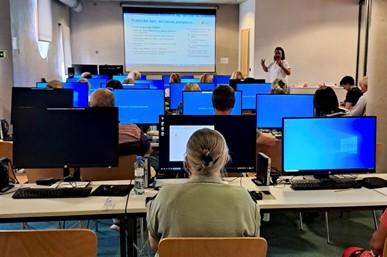 Umí s AI, ale neví, jak odpovědět na zprávu vnukovi. Projekt organizace Právě teď! pomohl letos více než tisícovce seniorů.