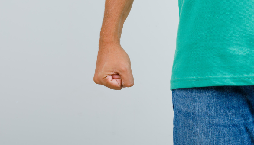 Muž v agresivním postoji