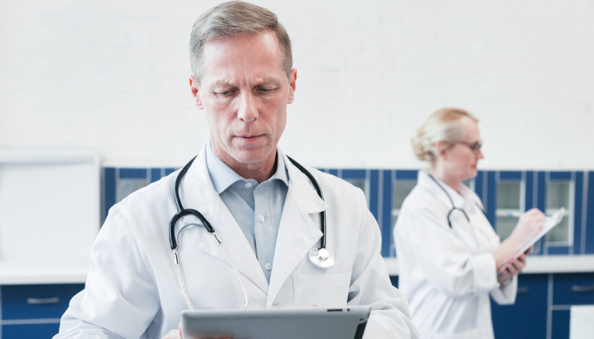 Lékař studuje dokument.