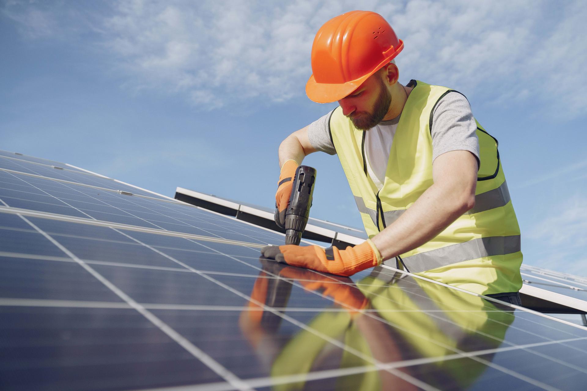 Dělník instaluje fotovoltaiku