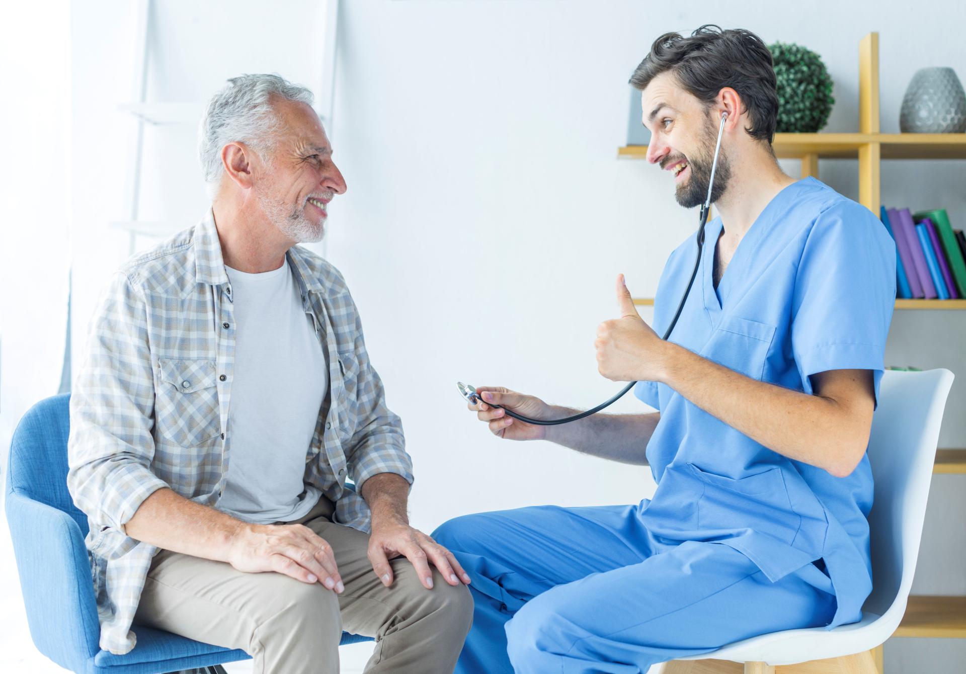 Mladý doktor vyšetřuje seniora.