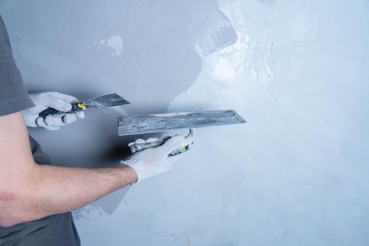 Zvládnete mikrocementovou stěrku aplikovat svépomocí nebo potřebujete firmu?