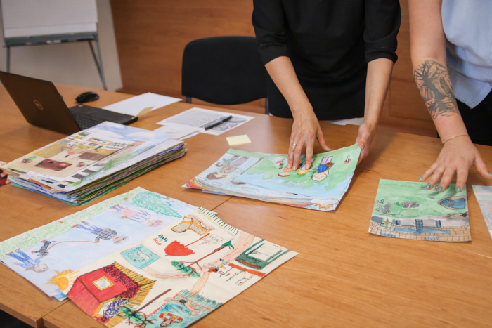 Děti třídí obrázky