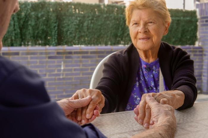 Jak začít hovořit se staršími lidmi?