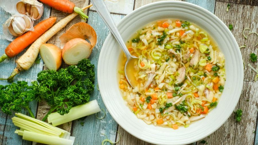 Kuřecí polévka se strouháním