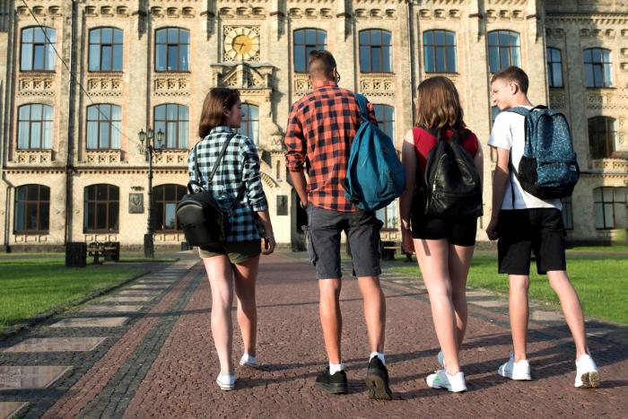 Studenti přicházejí do školní budovy.