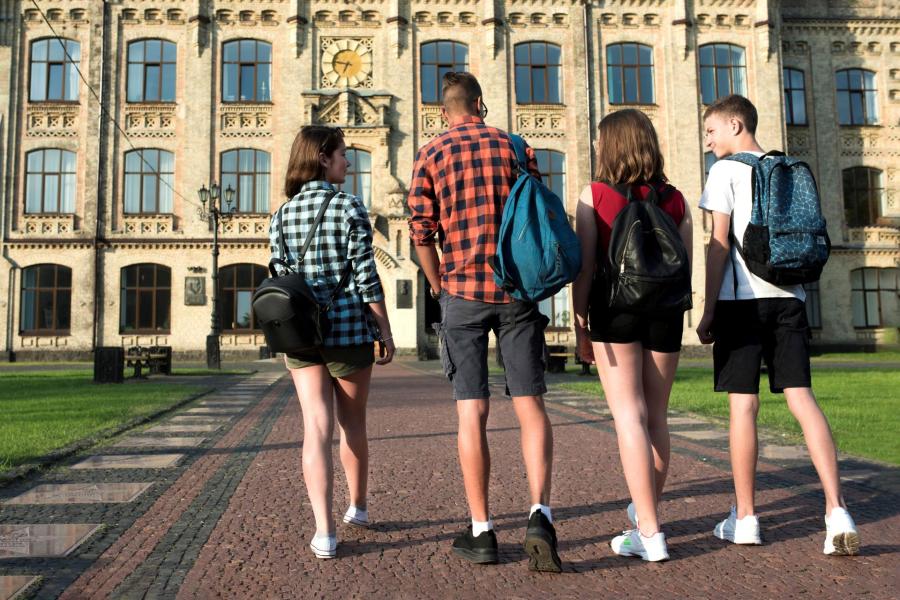 Studenti přicházejí do školní budovy.