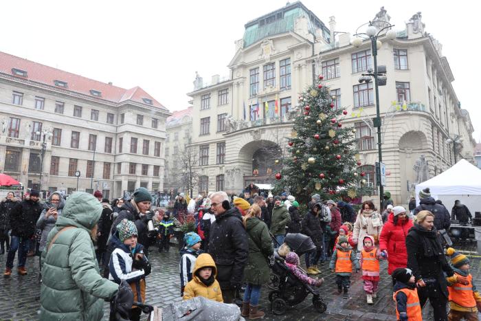 Na Mariánském náměstí byly zahájeny vánoční trhy. Potrvají až do 6. ledna příštího roku