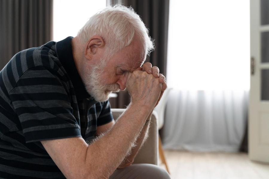 Starší nešťastný muž